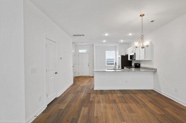 Building Photo - Large 3 story townhome near beach with community POOL and GYM!