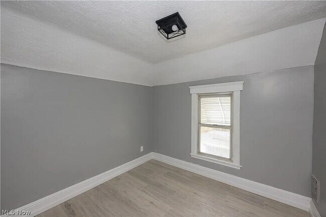 Building Photo - Comfortable & Convenient Cleveland Living