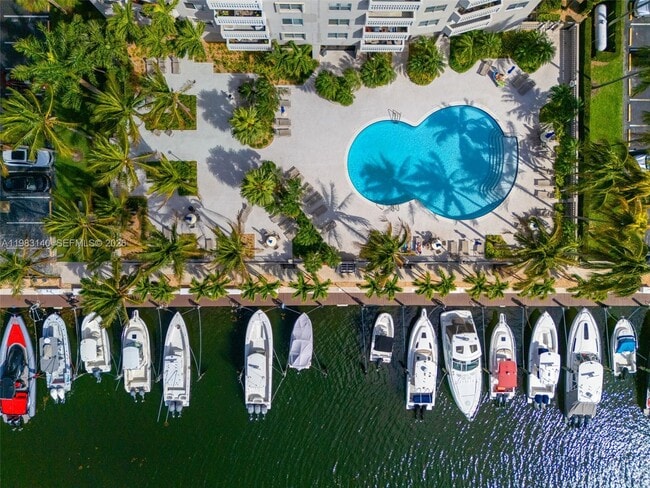 Building Photo - 90 Edgewater Dr