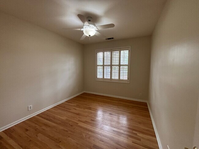 Building Photo - 740 Oak Crest Cir