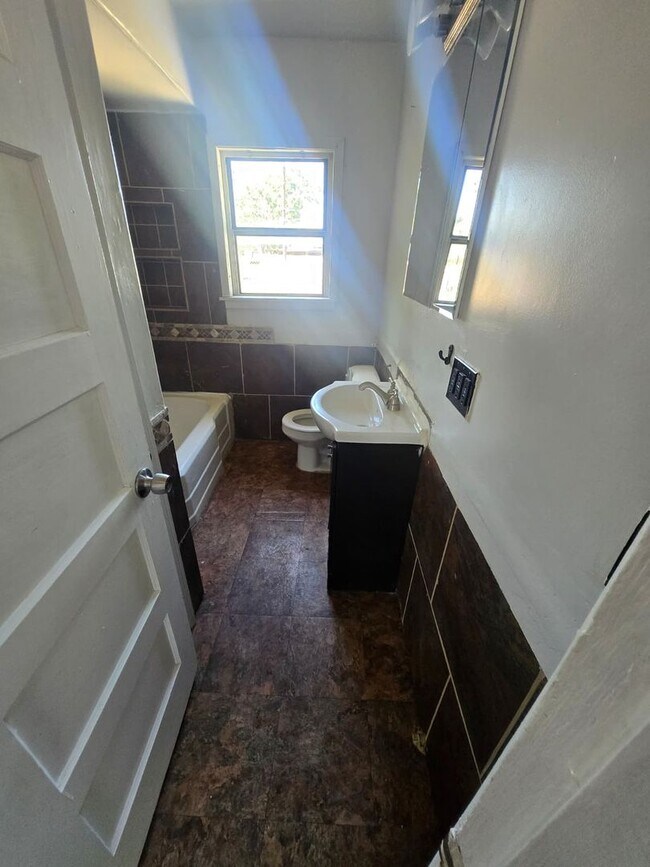 Building Photo - Handyman Special $0 First Month's Rent / “You fix, you SAVE BIG!!” Contact Mayshell for details: ...