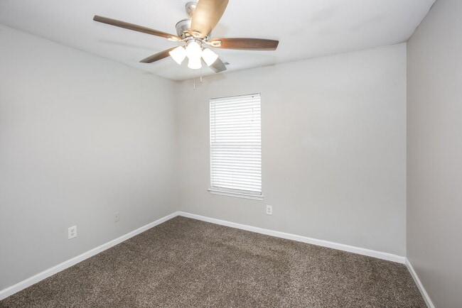 Building Photo - 1006 Tiger Eye Ave