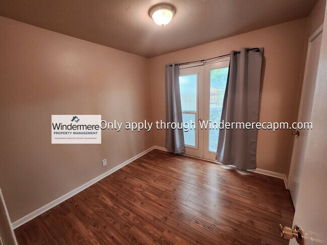 Building Photo - Orangevale Home Available Now!