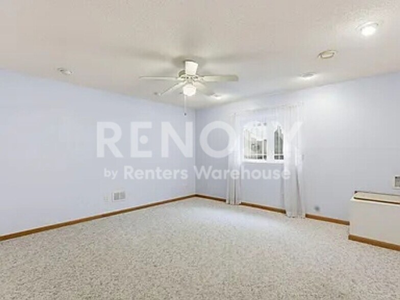 Building Photo - 6452 MacLaren Ave NE