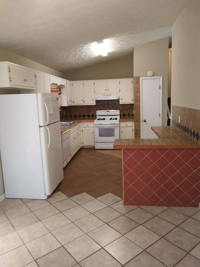 Building Photo - 2425 Justin Dr SW