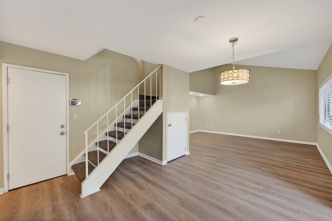 Building Photo - 3 Bedroom Townhome: Prime Location with Pool, Clubhouse and More!