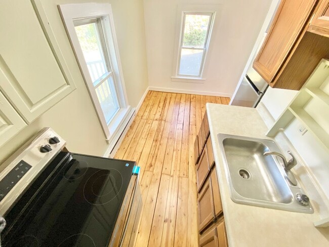 Building Photo - 1 Bedroom Apartment in South Burlington VT...