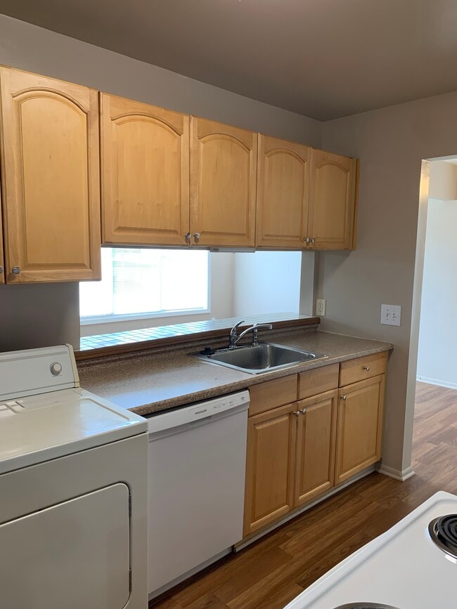 Kitchen - 4111 Charter Oak Dr