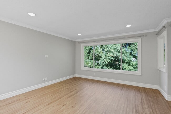 Building Photo - Recently renovated 3-bedroom 3 bath Laguna...