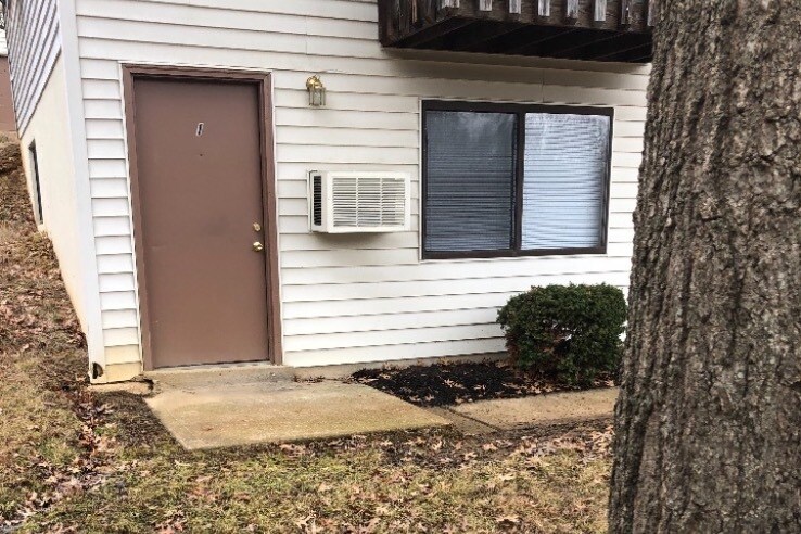 Private outside entrance with yard area. - 1026 Danwood Ln