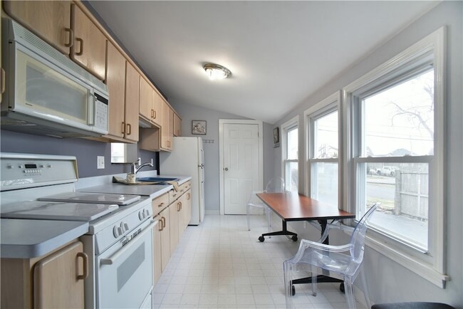 Building Photo - 2331 Edgemere Dr