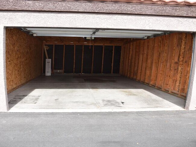 Building Photo - Fully remodeled ground floor 2BR unit in gated Mission Ridge - with garage!