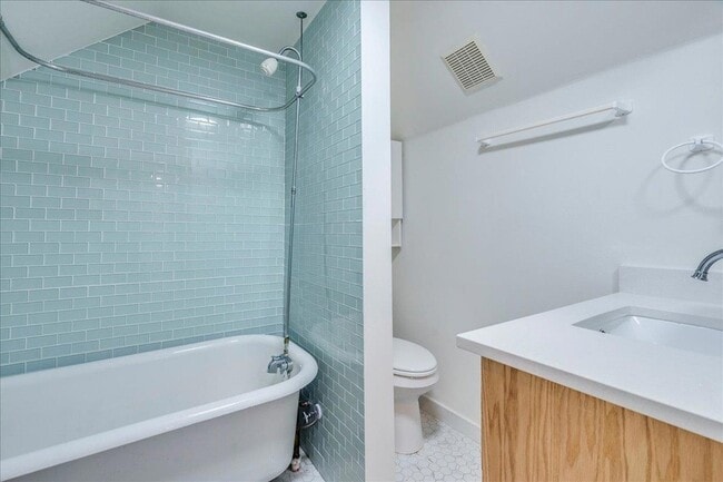 Building Photo - 512 E 49th St