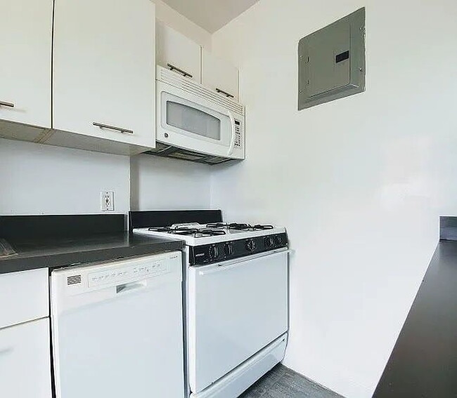 Building Photo - "Charming 1-Bed Oasis in the Heart of Woodside, NY!"