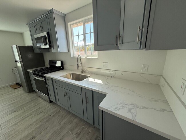 Building Photo - 521 Summerhill Dr