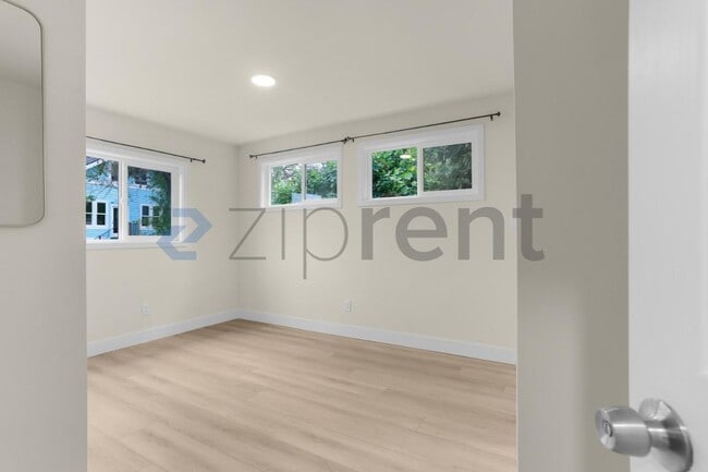 Building Photo - Unit