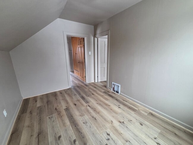 Building Photo - Freshly Updated 4 Bedroom 1 Bath Single Family Home in Marinette