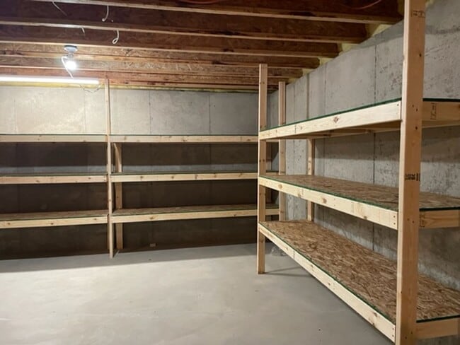 Building Photo - 4 Bedroom House Available August In Gilmor...