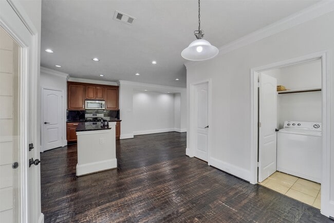 Building Photo - 1335 Studer St