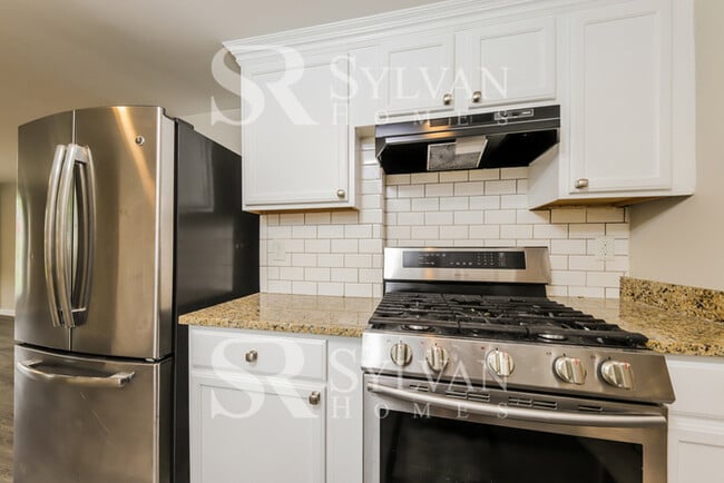 Building Photo - Charming 3 BR, 2 BA home is move-in ready