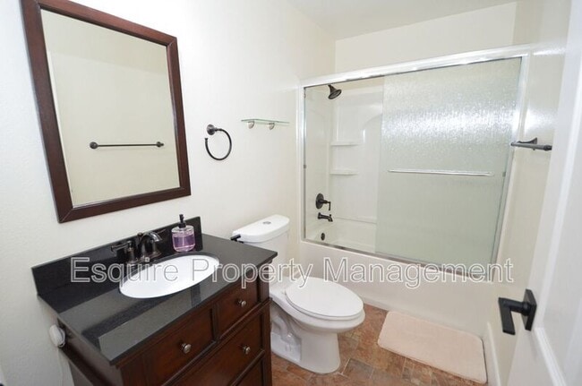 Building Photo - 279 Maple Rd