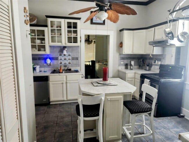 Building Photo - 3127 Avenue Q