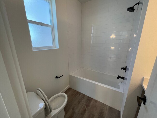 Building Photo - Beautiful 4Bd + 3Ba Home in North Portland...