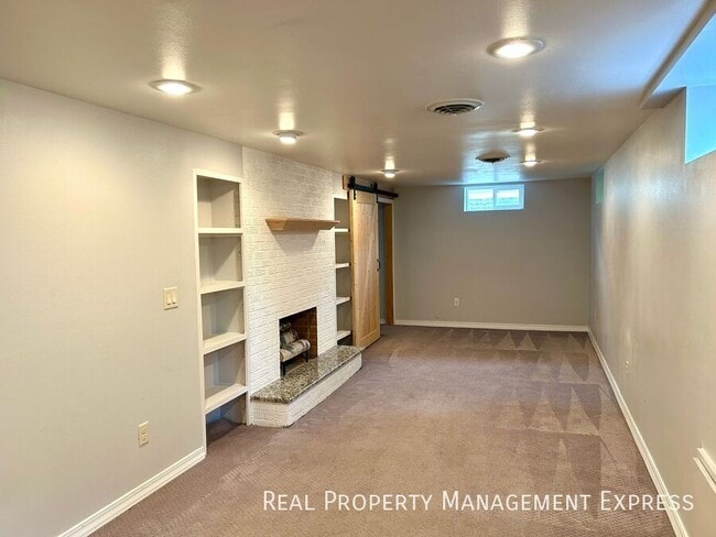 Building Photo - Modern 2 Bedroom + Den, 2 Bath House