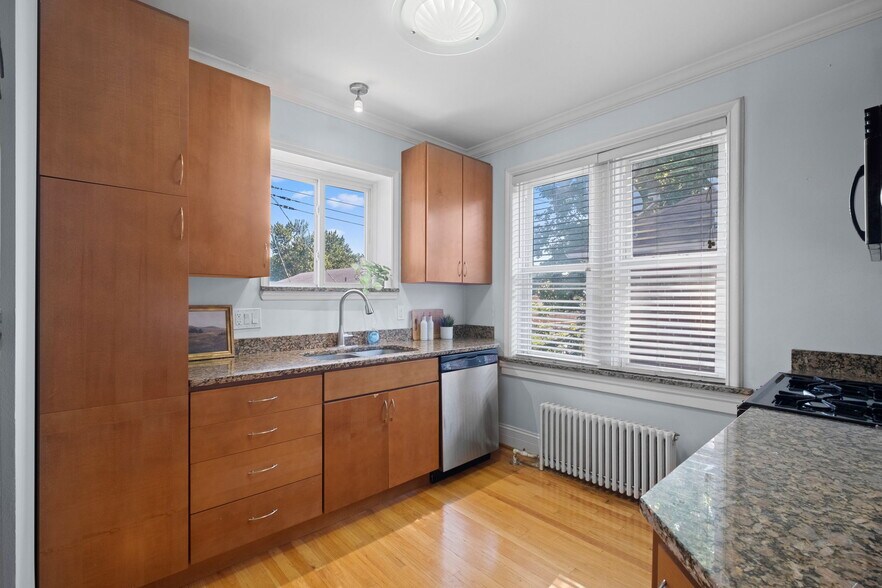 Building Photo - 7055 Dartmouth Ave