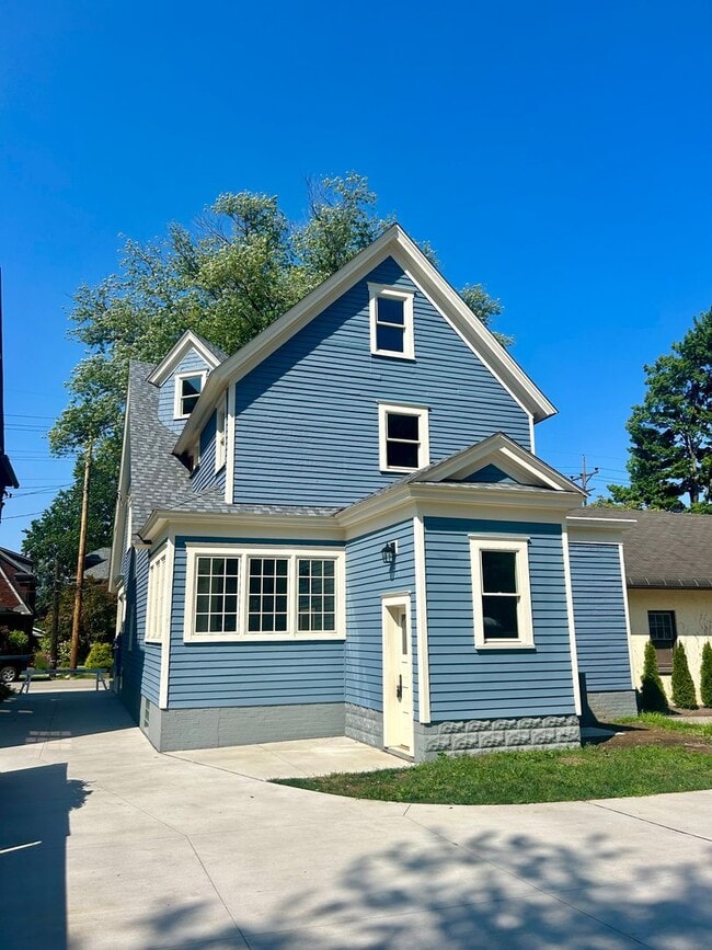 Building Photo - 621 Cherry St