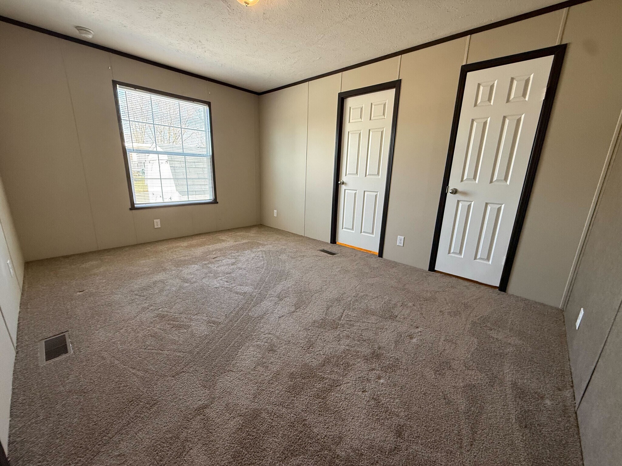 Building Photo - 11975 Creekview Ave