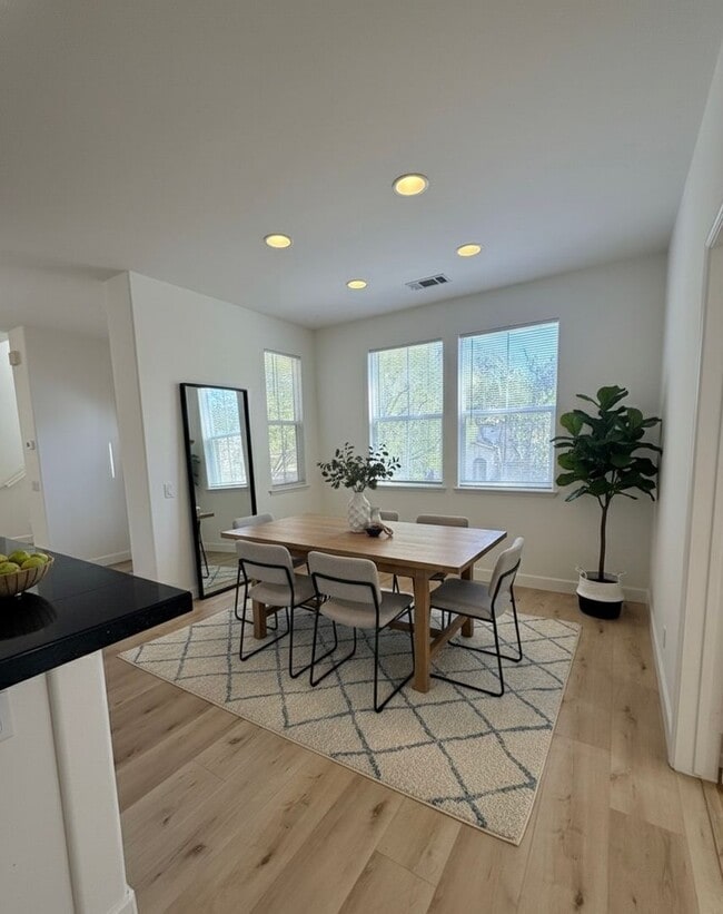 Building Photo - Beautiful Tri-Level Home in Prestigious Oa...