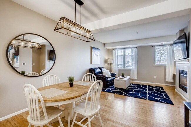 Building Photo - 2 bedromm, 2 bath townhome with attached 2...