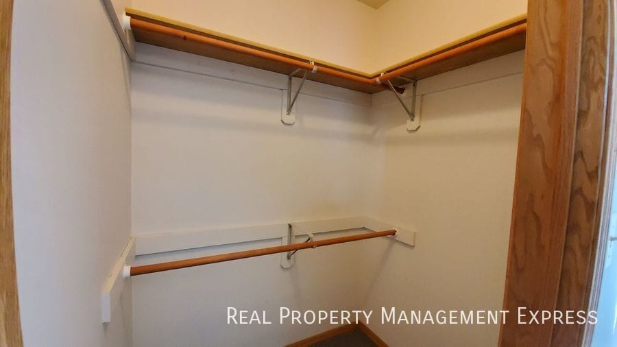 Building Photo - 3 Bed 3 Bath Home with 2 Stall Attached Ga...