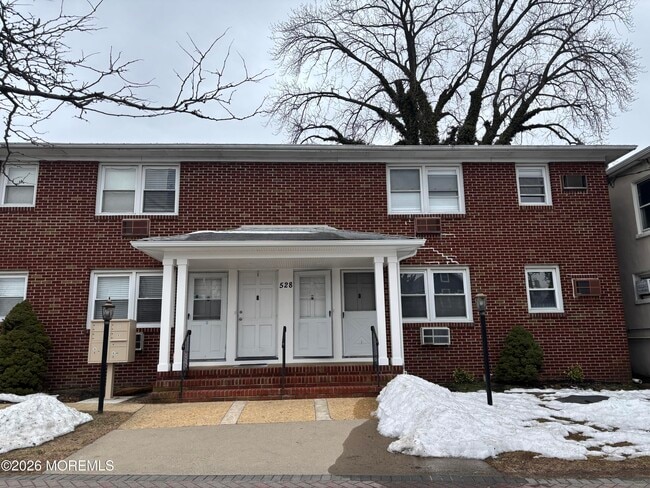 Building Photo - 528 Main St