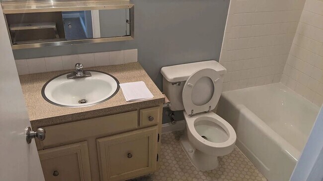 Building Photo - Quiet 1 Bedroom Convenient to Hershey Med and Attractions
