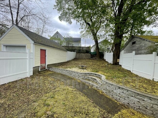 Building Photo - 253 Yantic St