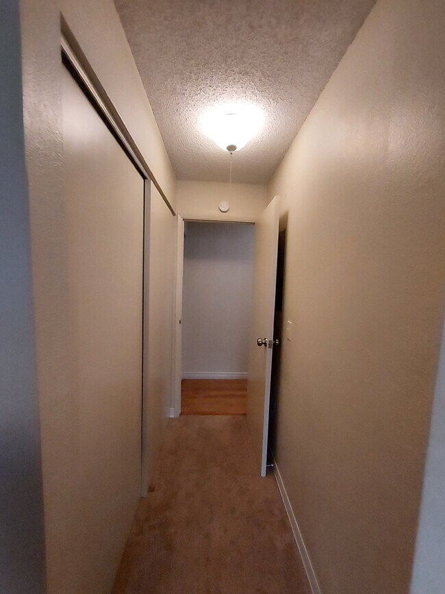 Building Photo - Renovated 2br/1ba/2pkg 3rd Fl Townhome