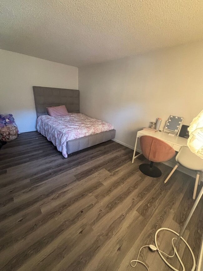 Building Photo - Updated Northgate 2bd 1.5 bath two story unit!