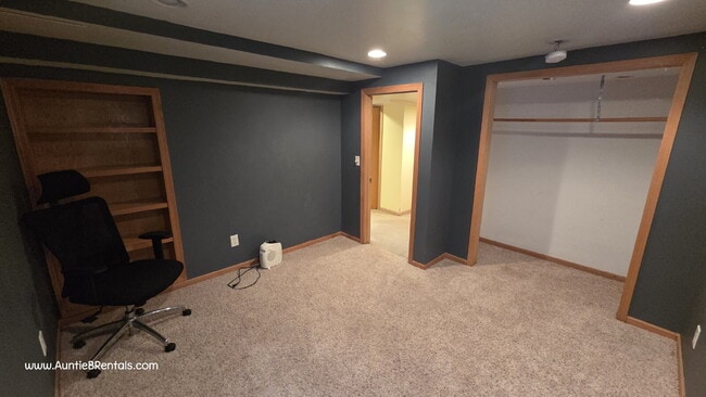Building Photo - Spacious 3 Bed Duplex with Office + Bonus ...