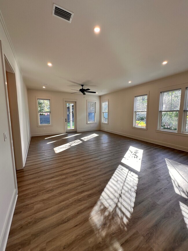 Building Photo - 220 Greenbriar Ln