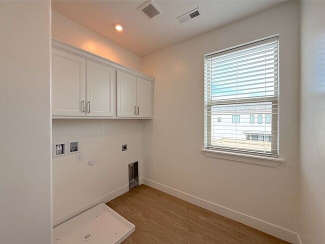 Building Photo - Desert Color Condo 3 bd, 2.5 bt, Extra Large 2 Car Garage Home