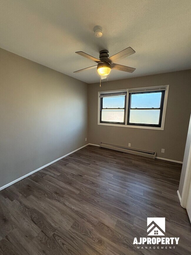 Building Photo - 3014 S Phillips Ave