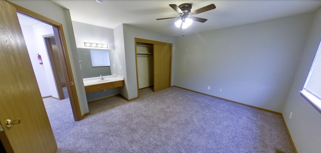 Building Photo - 3D Tour Available - Washer & Dryer In Unit...