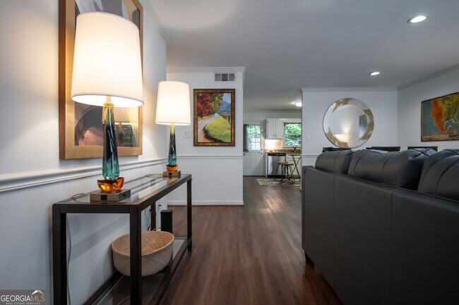 Building Photo - 210 E Cloverhurst Ave