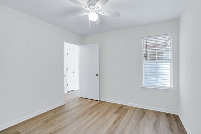 Building Photo - 3 Bedroom 2 Bathrooms in Sterling Creek - Richmond Hill