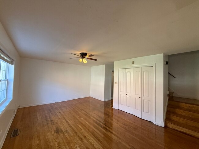 Building Photo - 1405 W Touhy Ave