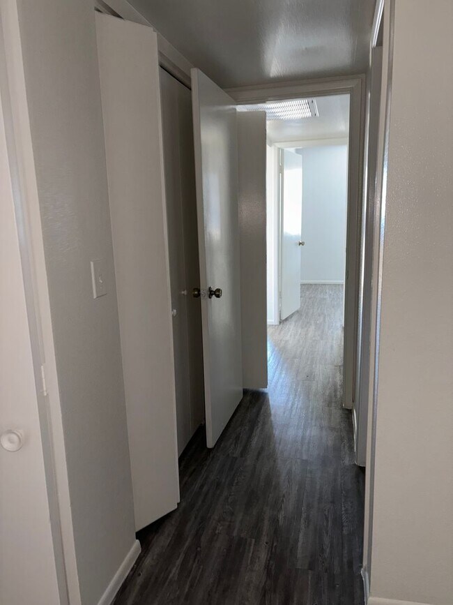 Building Photo - NICE 2 BDRM 2 BATH UNIT