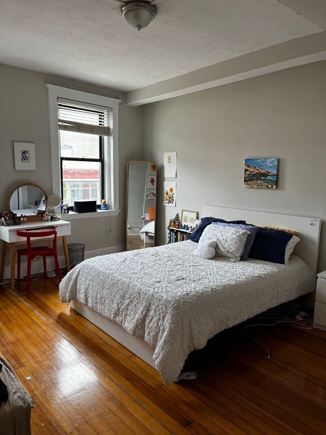 Building Photo - Rare 3 bed 2 bath in the North End... DON'T MISS OUT!!!