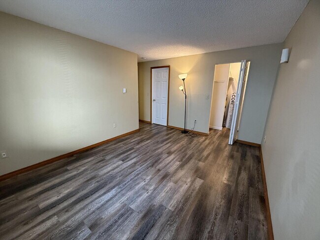 Building Photo - Fairwood Condo Available NOW!